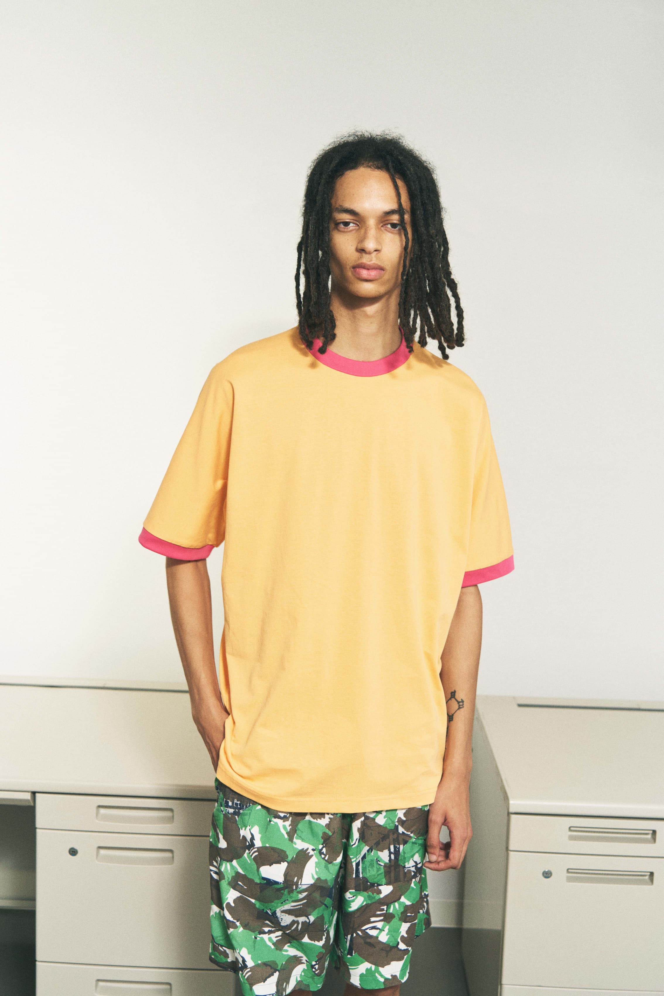MONO SEAM RINGER T-SHIRT CHARCOAL x PISTACHIO – PHINGERIN