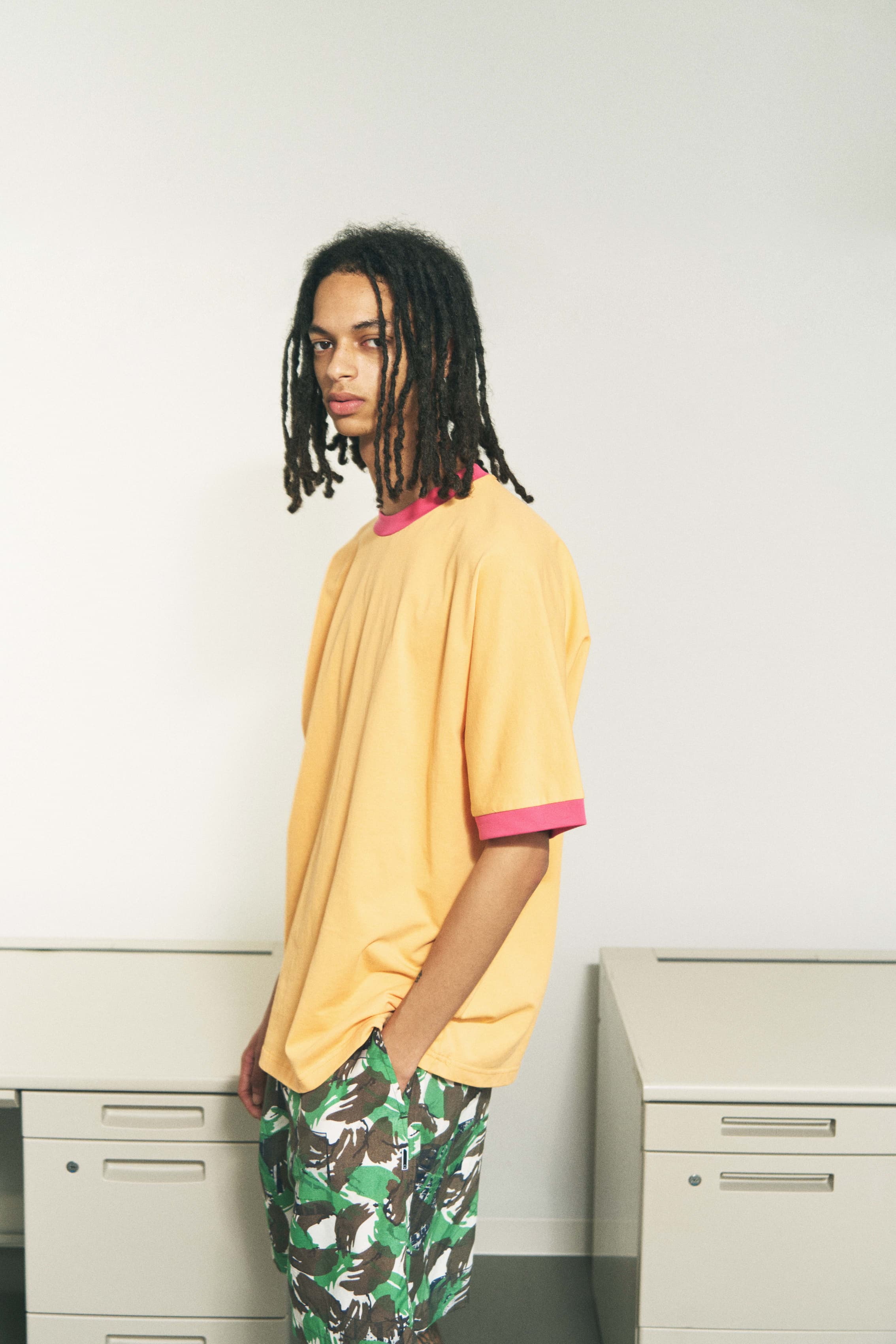 MONO SEAM RINGER T-SHIRT CHARCOAL x PISTACHIO – PHINGERIN