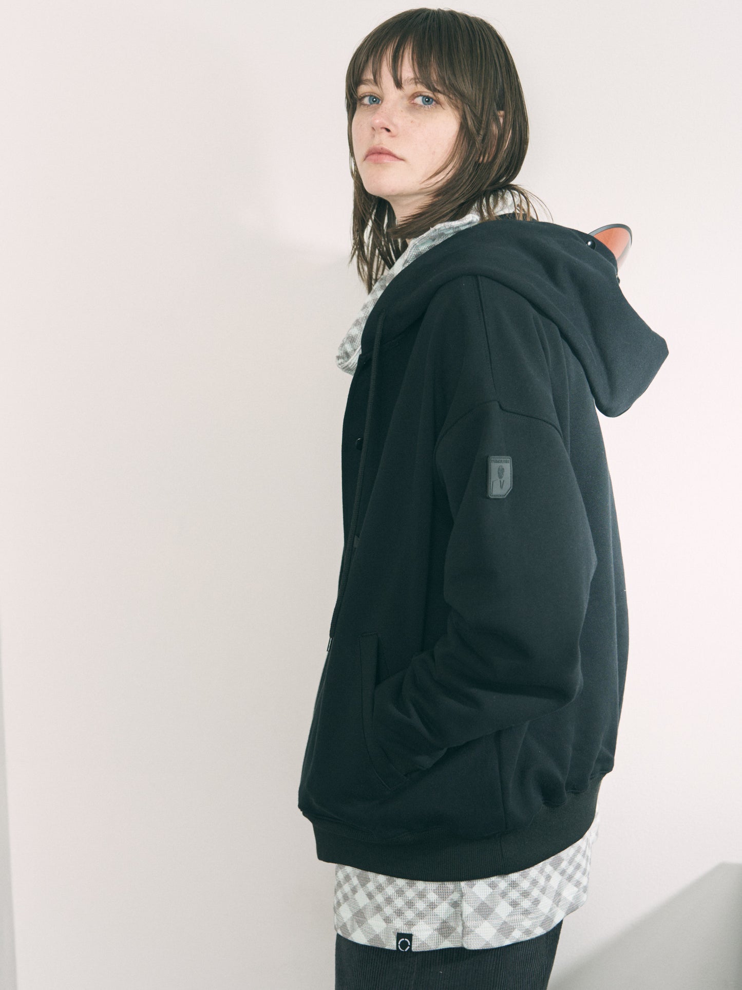 VISOR BUTTON HOODIE BLACK