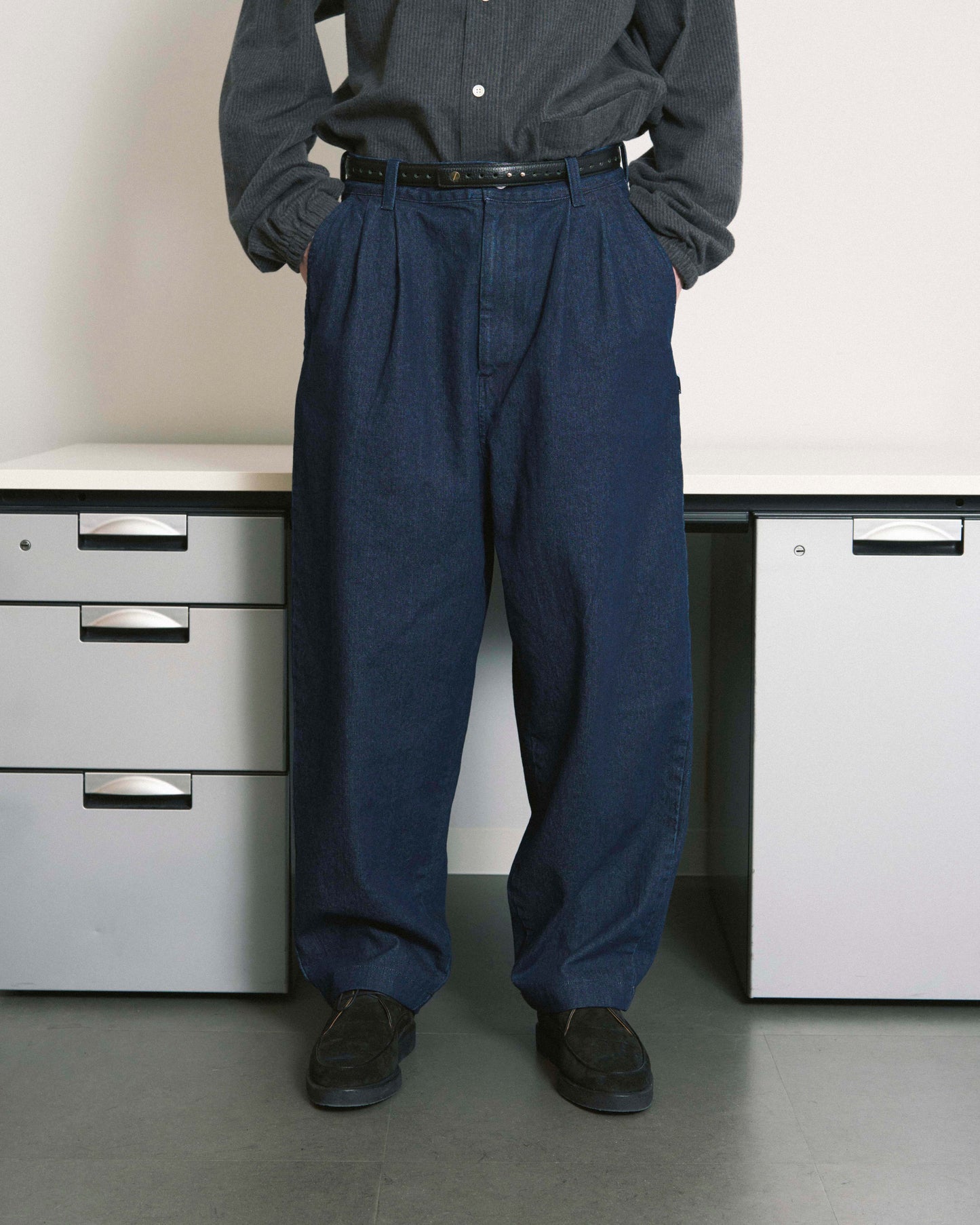 DENIM PLEAT PANTS NAVY